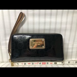 Michael Kors🖤black patient leather wristlet